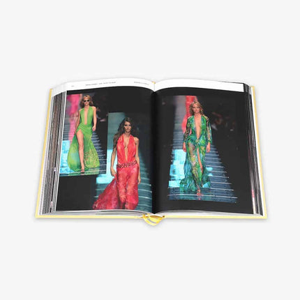 Versace Catwalk – Fashionbook
