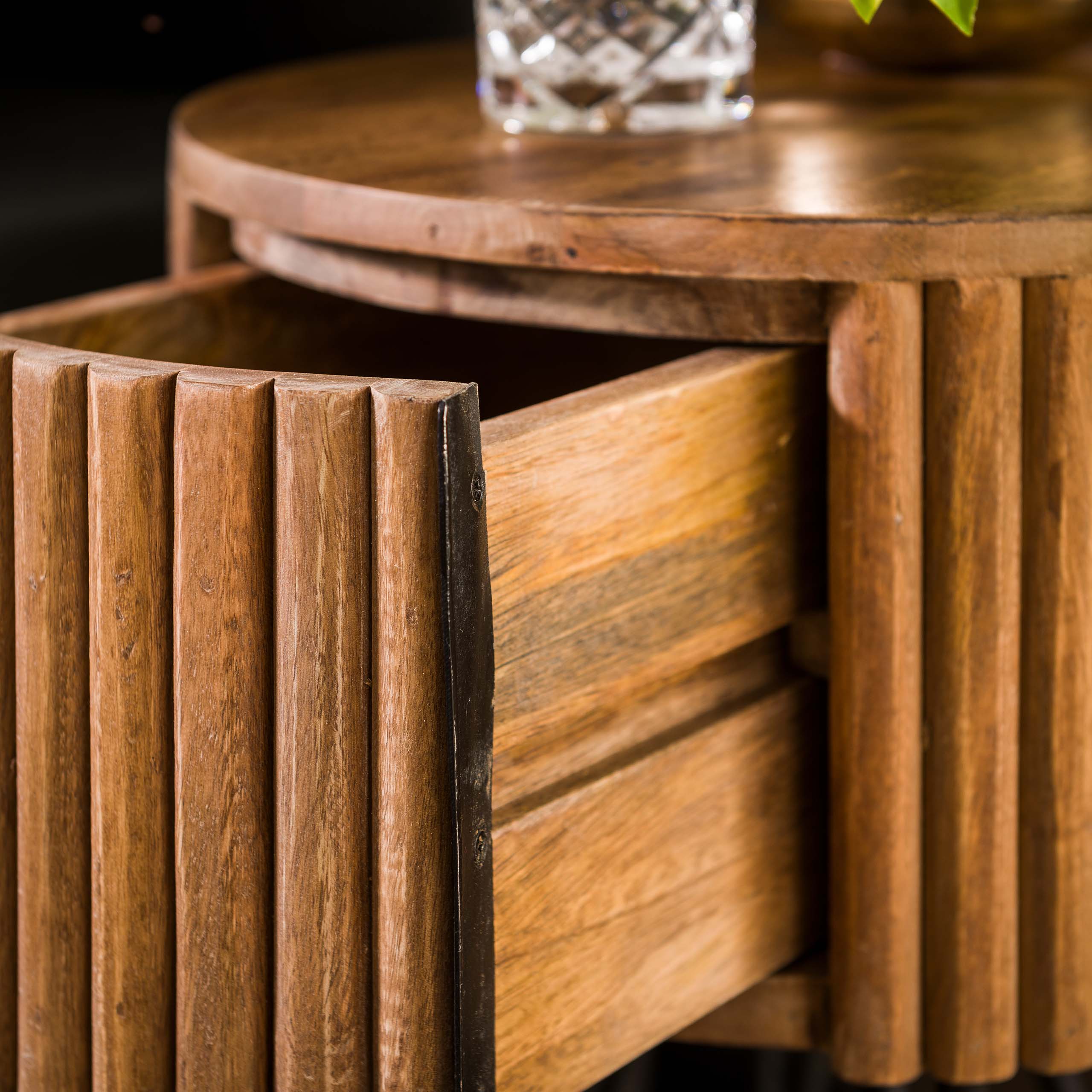 Table de chevet 1L tweak ronde / Couleur sable manguier massif