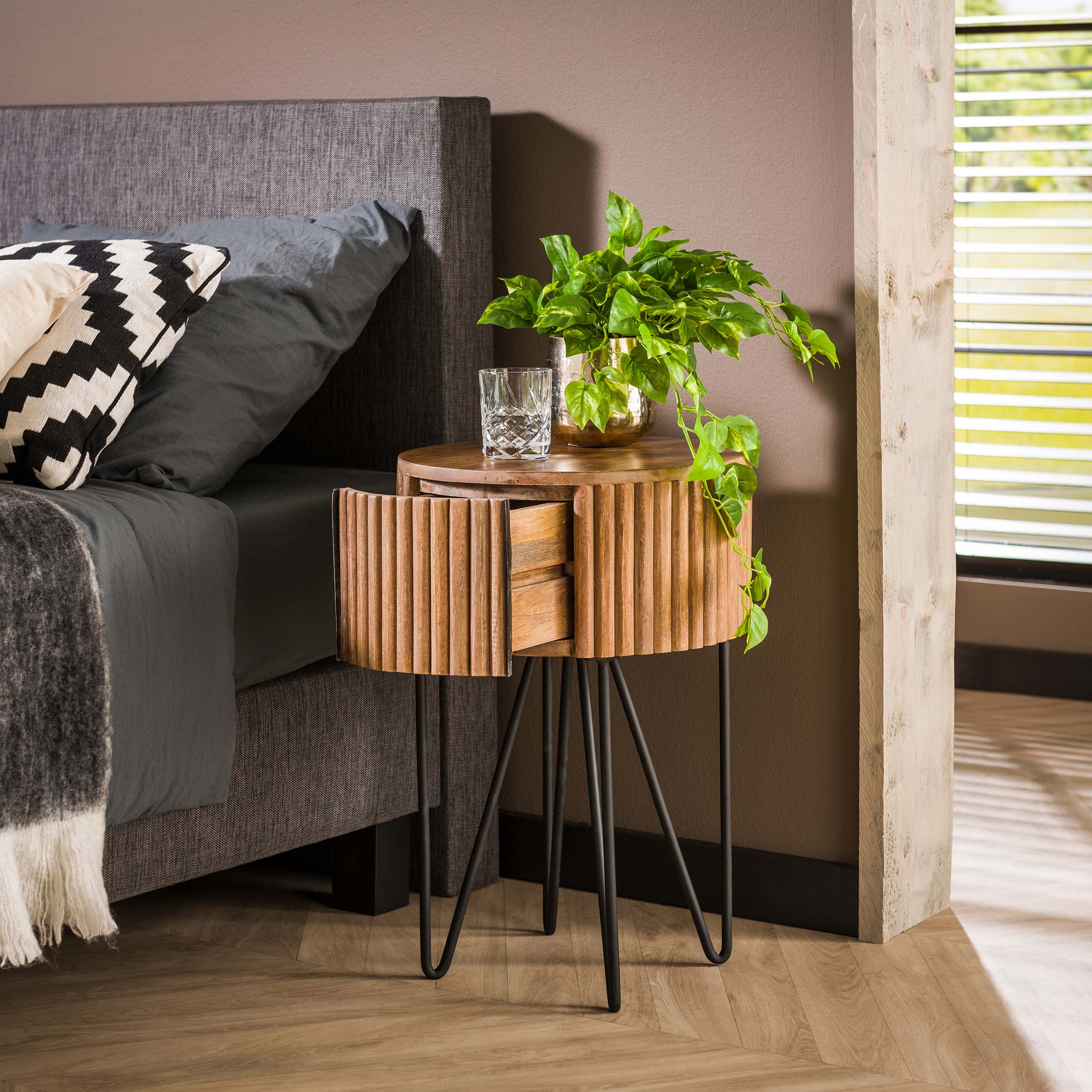Table de chevet 1L tweak ronde / Couleur sable manguier massif