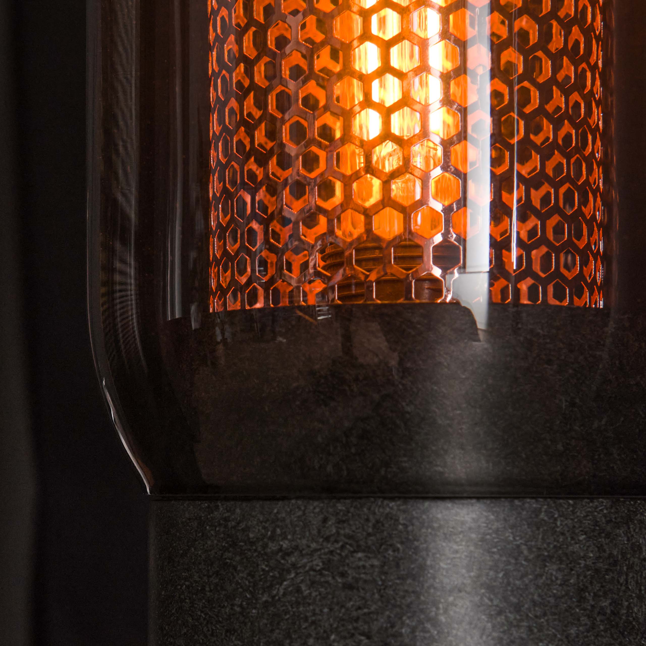 Lampe de table verre fumé-acier perforé / Noir Artic