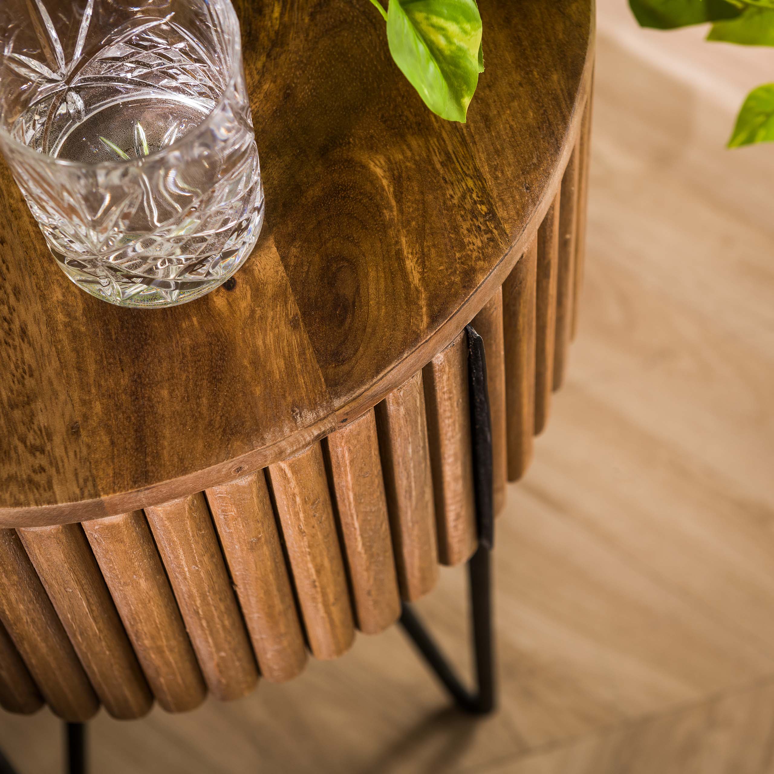 Table de chevet 1L tweak ronde / Couleur sable manguier massif