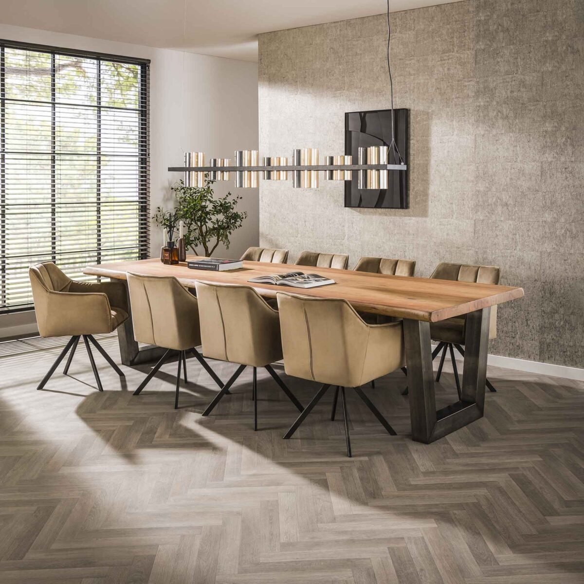 Table à manger 300cm stam in 60mm dik massief acacia met trapezium-vormig frame in 10x10cm zwart geschuurd RVS. / Acacia naturel massif – Image 1