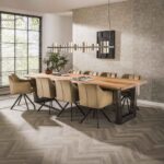 Table à manger 300cm stam in 60mm dik massief acacia met trapezium-vormig frame in 10x10cm zwart geschuurd RVS. / Acacia naturel massif