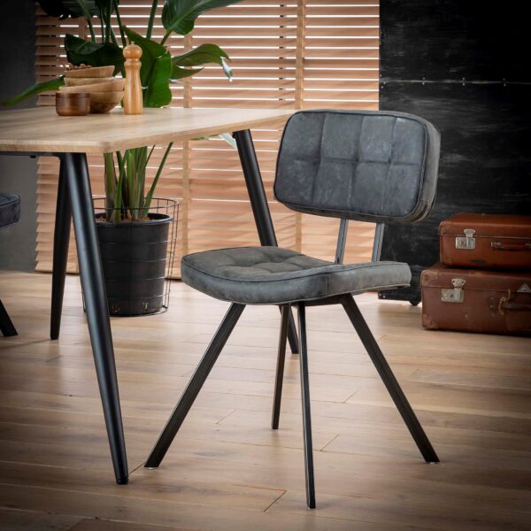 Chaise de salle à manger uitgevoerd in PU wax, voorzien van kruisstiksel en open rug. VPE4 / PU ciré noir