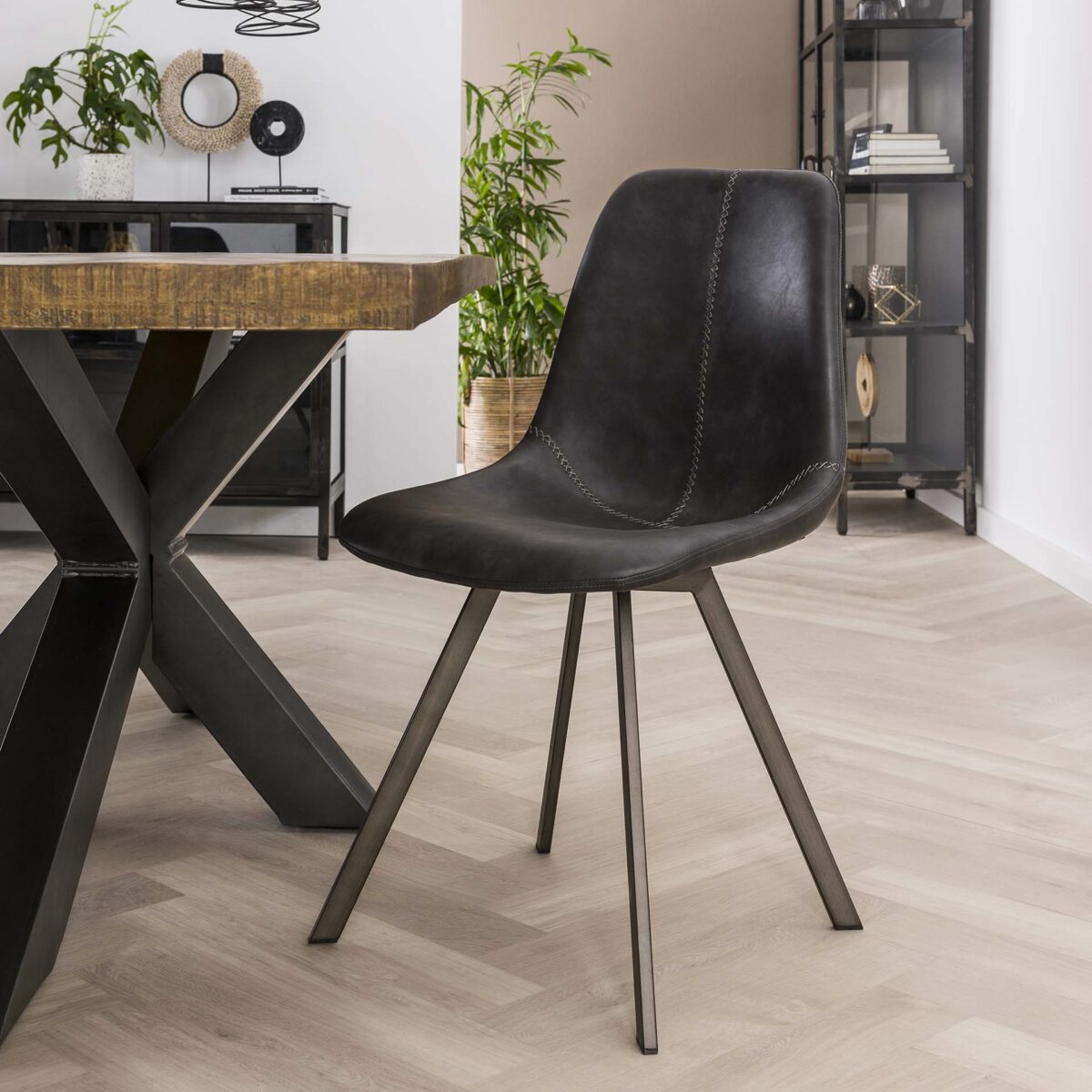 Chaise zig-zag plat frame. VPE4 / Saddle PU Noir – Image 1