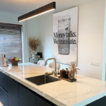 Money Talks. We Translate. - Verre gallery 1